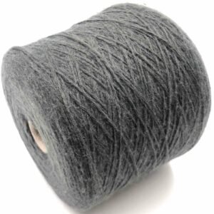 alpacas-merino-wool-gray-svelnus-siulai-knitting