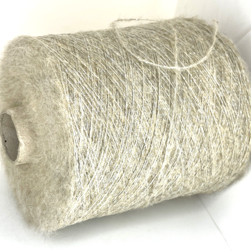 10% KID Mohera, 10% Merino Vilna, 80% Akrilas + Blizgėsys