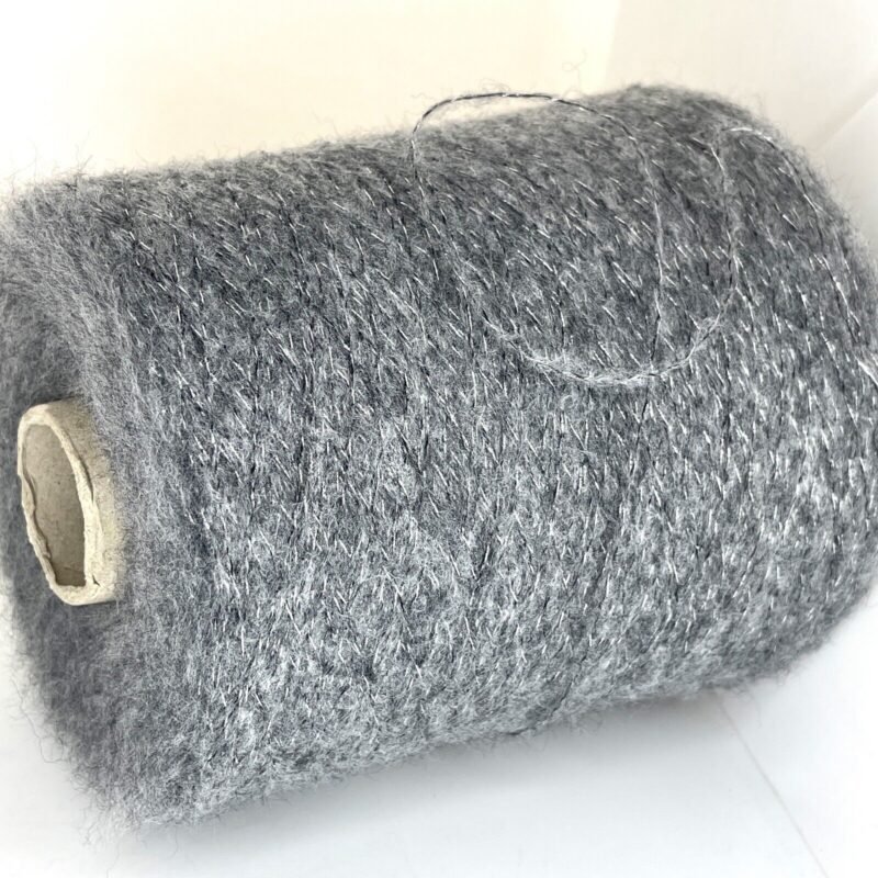 10% KID Mohera, 10% Merino Vilna, 80% Akrilas + Blizgėsys