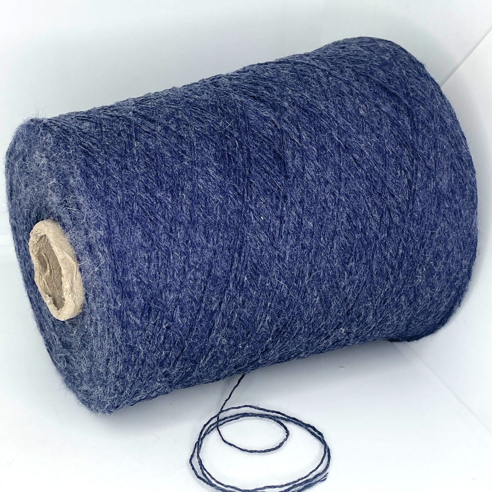 15% Angora, 20% Merino Vilna, 65% Viskozė AGORA