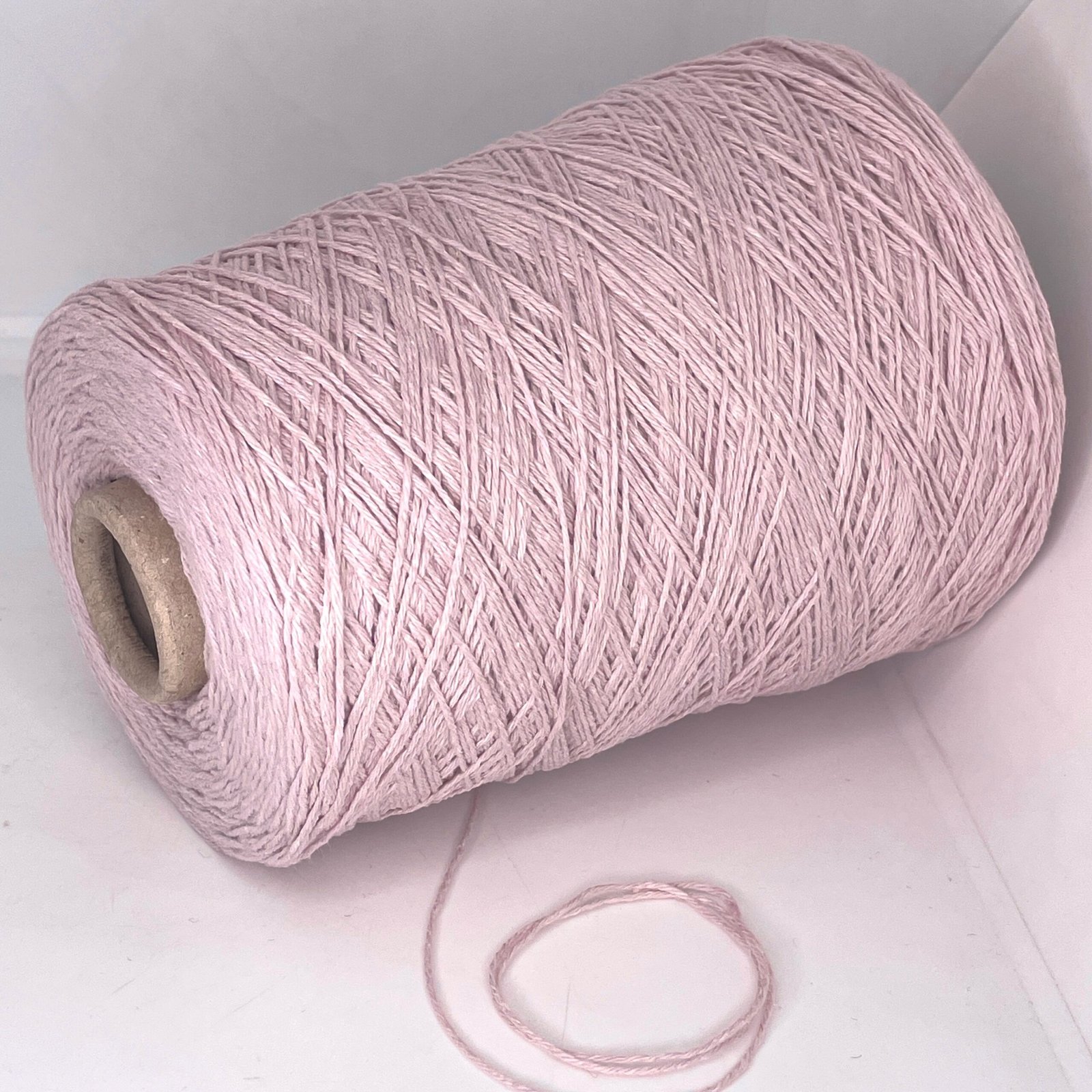 5% Kašmyras, 20% Merino Vilna, 24% Viskozė, 24% Medvilnė, 27% Poliamidas