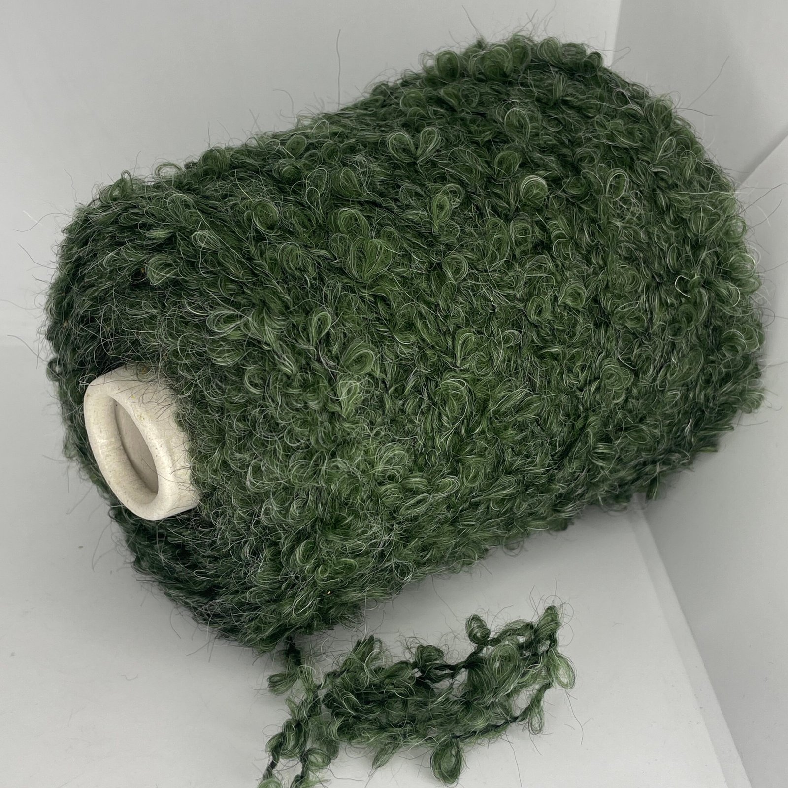 30% Mohera, 22% Merino vilna, 14% Poliamidas, 34% Akrilas BIG BOUCLE