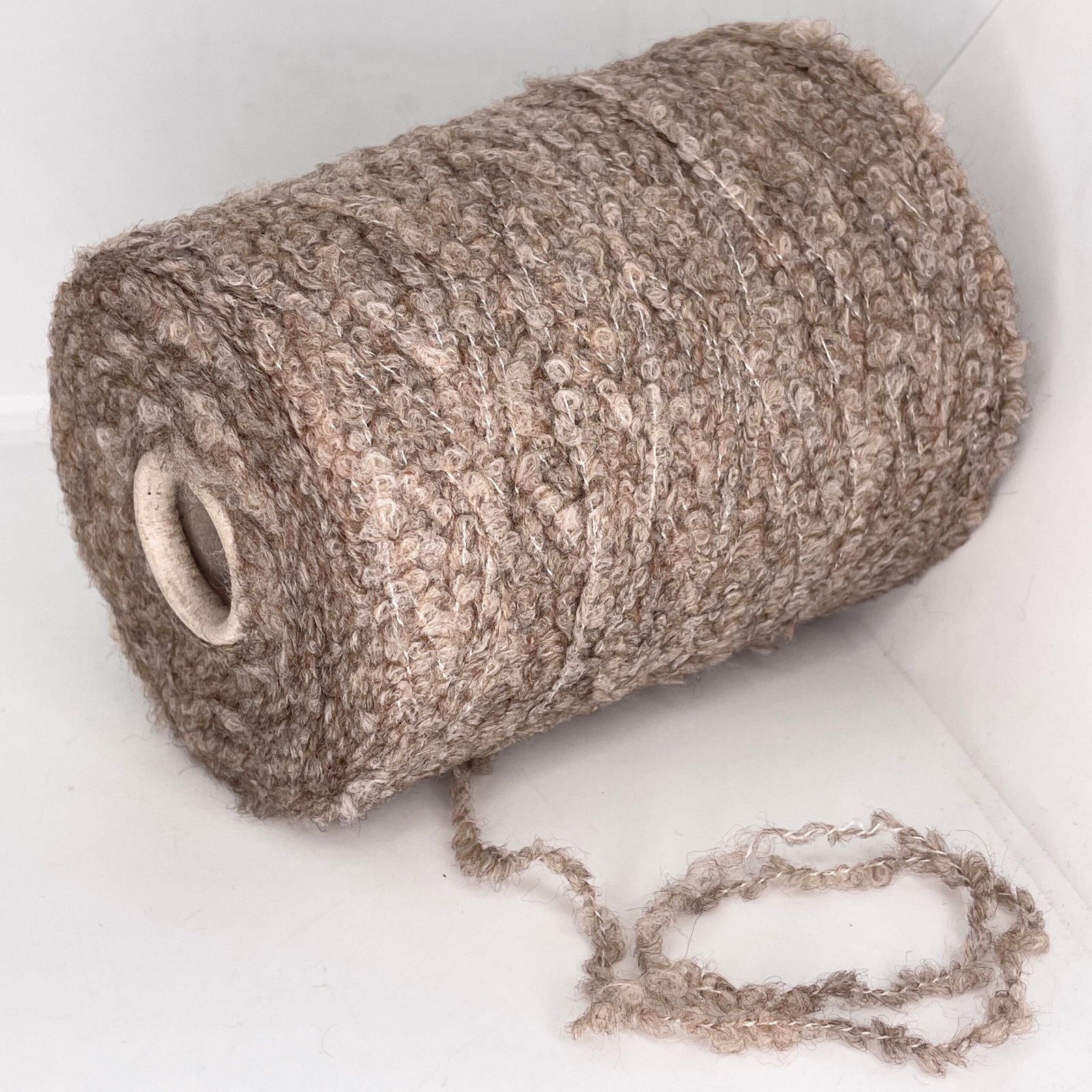 20% Baby Alpaka, 30% Merino Vilna, 20% Poliamidas, 30% Akrilas MALAGA